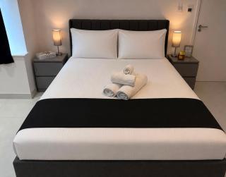 New 6 Bed- 4 Bath Home Near Luton Airport - 1