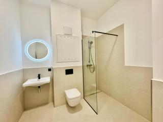 Modern Design Apartment with Garden & Free Parking - 9