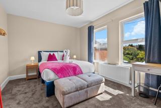 Luxury Home, Sleeps 12, Pool Table, Free Parking - 4