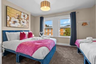 Luxury Home, Sleeps 12, Pool Table, Free Parking - 3