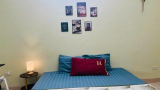 Căn phòng nhiều ánh sáng và bàn làm việc lớn - 8