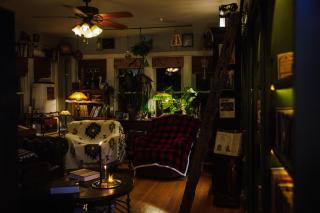 Tranquil Library 2brm 1bath private eclectic apt at Solar Lodge - 8