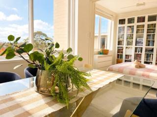 Spacious Retro Stay Steps from Chapel Street - 7