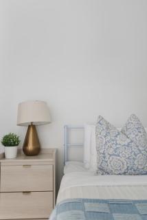 Modern 2BR apartment with free parking sleeps 5 - 2