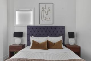 Modern 2BR apartment with free parking sleeps 5 - 8