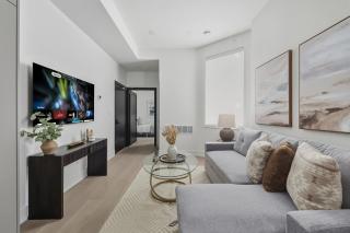 Modern 2BR apartment with free parking sleeps 5 - 9