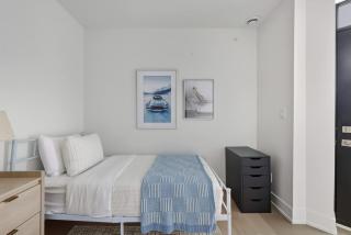 Modern 2BR apartment with free parking sleeps 5 - 6