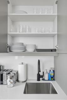 Modern 2BR apartment with free parking sleeps 5 - 1