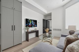 Modern 2BR apartment with free parking sleeps 5 - 7