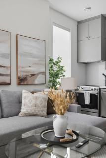 Modern 2BR apartment with free parking sleeps 5 - 4