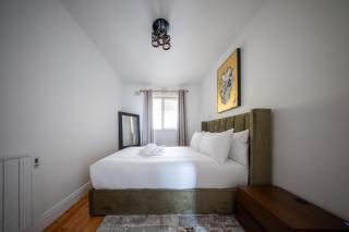 Designer 2-Bed Apartment with Stunning Sea Views - 1