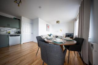 Designer 2-Bed Apartment with Stunning Sea Views - 9