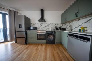 Designer 2-Bed Apartment with Stunning Sea Views - 8