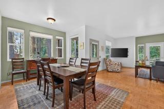 Creekside Inn- sleeps 6, pets ok- perfect private getaway - 6