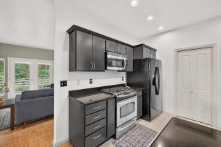 Creekside Inn- sleeps 6, pets ok- perfect private getaway - 3