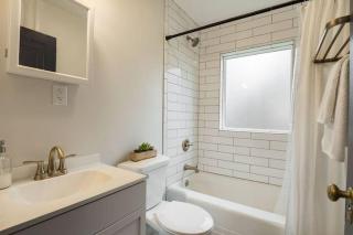 Modern 3BR Duplex Side A Near Drake University - 3