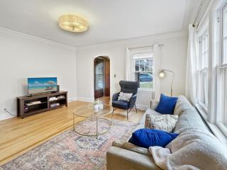 Modern 3BR Duplex Side A Near Drake University - 6