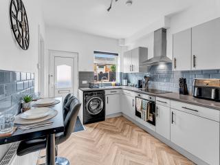 Modern 3-Bed House, Free Parking, Contractors - 3
