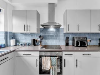Modern 3-Bed House, Free Parking, Contractors - 2