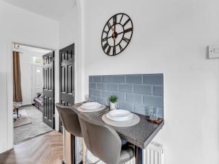 Modern 3-Bed House, Free Parking, Contractors - 1