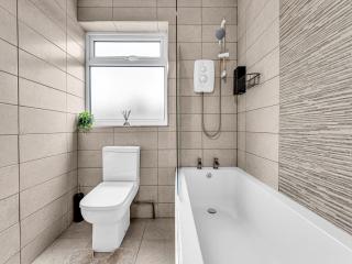 Modern 3-Bed House, Free Parking, Contractors - 3
