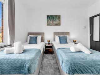 Modern 3-Bed House, Free Parking, Contractors - 2