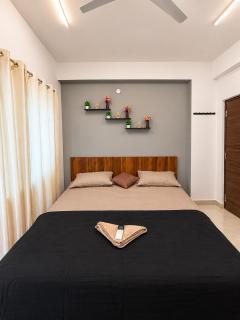 Golden Twilight A Modren 2bhk by Dream Door Stays , Madhapur - 9