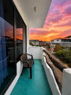 Ocean View Apartment with Private Balcony Near the Beach - 5
