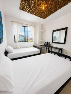 Ocean View Apartment with Private Balcony Near the Beach - 8