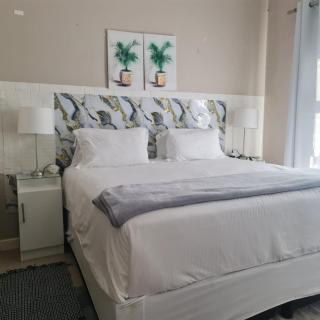 Windhoek Modern Apartment with Balcony - 2