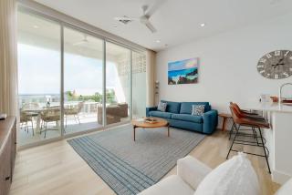 Chic Poolside Condo with Ocean Views - 9