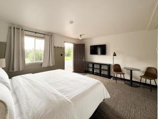 The Trail Inn - Kenora, ON - On Longbow Lake - 5