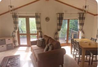 Lodge 5 Upton Lakes & Lodges Old Hill Cullompton Devon EX151RA - 8