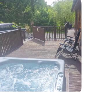 Lodge 5 Upton Lakes & Lodges Old Hill Cullompton Devon EX151RA - 2