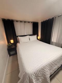 Cozy Private Suite with bathroom, free parking and near beach - 9