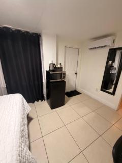 Cozy Private Suite with bathroom, free parking and near beach - 7