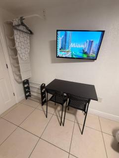 Cozy Private Suite with bathroom, free parking and near beach - 6