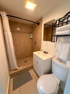 Cozy Private Suite with bathroom, free parking and near beach - 5