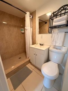 Cozy Private Suite with bathroom, free parking and near beach - 4