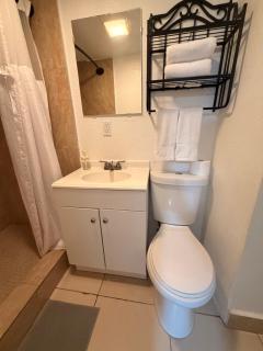 Cozy Private Suite with bathroom, free parking and near beach - 3