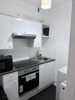 NEWLY DECORATED 2-Guest Studio, FREE WIFI & FREE PARKING - Aroluchi Ville - 1