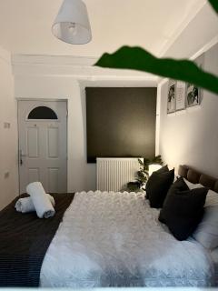 NEWLY DECORATED 2-Guest Studio, FREE WIFI & FREE PARKING - Aroluchi Ville - 0