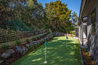 Black House Red Roof - Langs Beach Holiday Home - 7