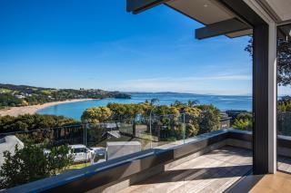 Black House Red Roof - Langs Beach Holiday Home - 4