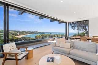 Black House Red Roof - Langs Beach Holiday Home - 3