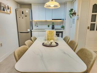 Gangnam & Sinnonhyeon Beauty Shopping Stay 3BR 4 Queen Beds Max 8 - 4