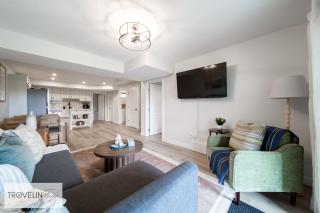 Walkout Suite, Exclusive Backyard, Full Kitchen - 4