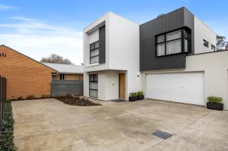 The Torrens - A Contemporary Escape in the Foothills - 6