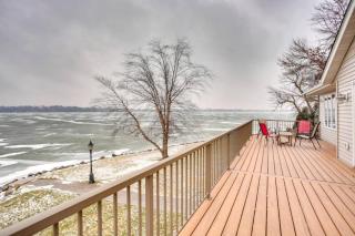 Massive 3 bedroom on the Lake - 0