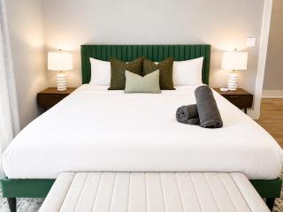 Rooftop Reverie Prime Location - Modern-Sleeps 6 - 8